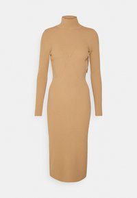 Abito midi lavorato a maglia di colore cammello con colletto alto, maniche lunghe, texture a coste e un dettaglio a forma di V sul davanti.