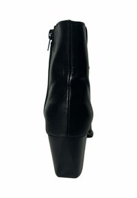 Botas negras hasta el tobillo de cuero suave, con un tacón grueso y cierre de cremallera lateral. Diseño simple con líneas limpias.