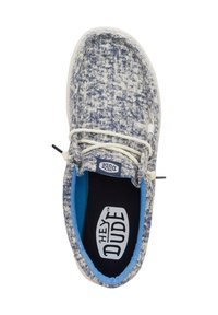 Scarpa slip-on in tessuto blu e bianco a macchie, con suola bianca, lacci elastici e una fodera interna blu con il logo del marchio.