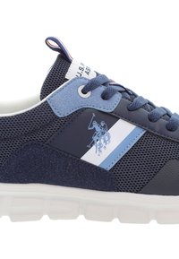 Mörkblå sneakers med ljusblå mockadetaljer, vit sula, ventilerade paneler, snörning och en polospelarlogotyp på sidolinjen.