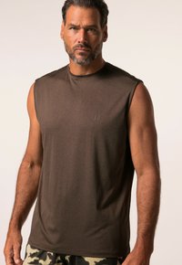 Bruine mouwloze fitness shirt met een ronde halslijn en subtiele logo, gemaakt van ademend materiaal met een gladde textuur.
