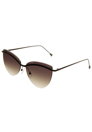 Occhiali da sole a forma di occhio di gatto con lenti scure a gradiente, montatura in metallo nero sottile e sottili supporti per il naso. Presentano bordi angolati eleganti e un design leggero.
