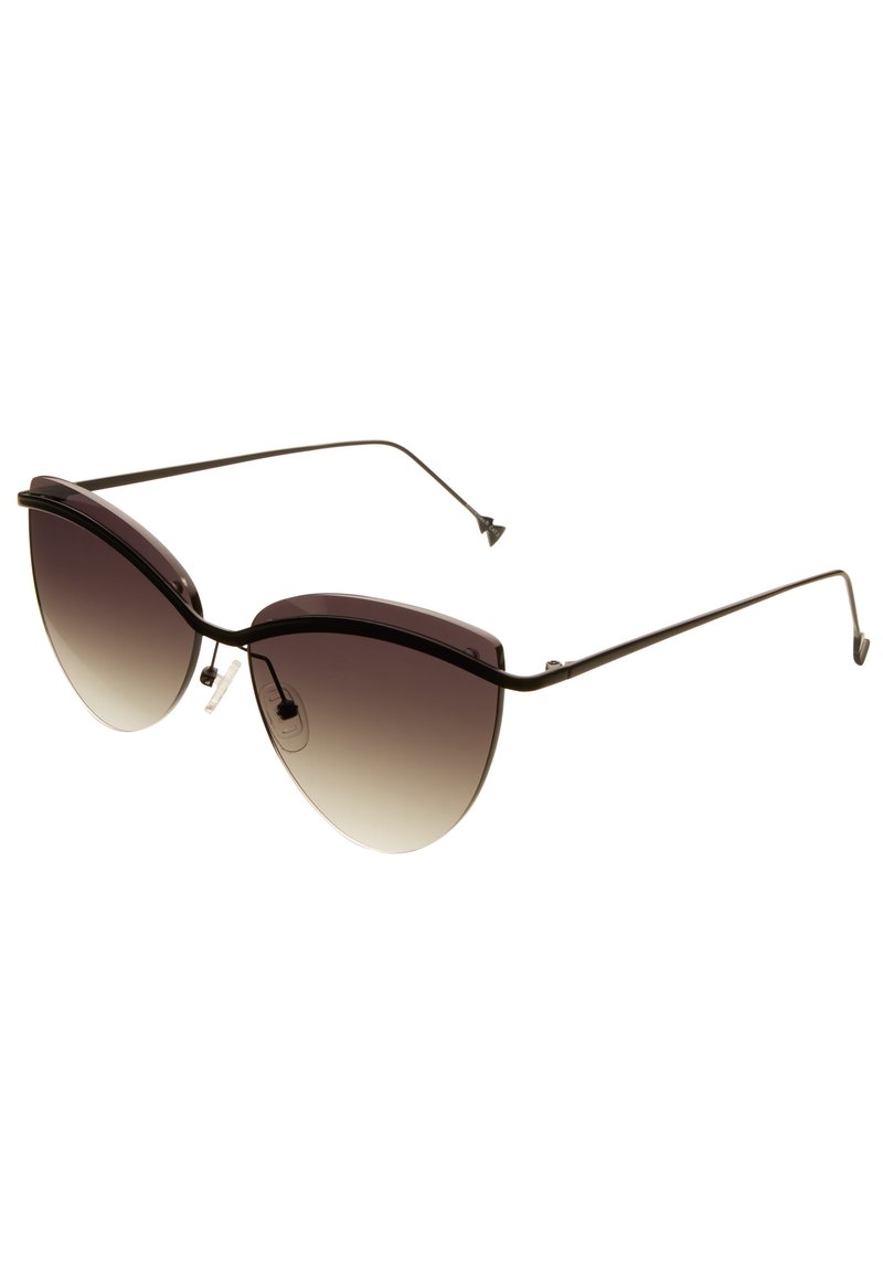 Occhiali da sole a forma di occhio di gatto con lenti scure a gradiente, montatura in metallo nero sottile e sottili supporti per il naso. Presentano bordi angolati eleganti e un design leggero.