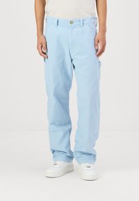 Pantalones cargo de color azul claro, confeccionados en algodón, con bolsillos laterales, cierre de botón y un ajuste relajado. Textura suave con acentos mínimos.