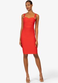 Rotes, tailliertes Kleid mit strukturiertem Oberteil, gefältelten Details und breiten Trägern mit goldenen Hardware-Akzenten. Glattes, dehnbares Material.