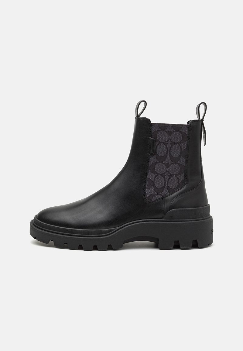 Schwarze Leder-Stiefelette mit elastischen Seitenpaneelen und Logo-Muster. Dicke Gummisohle mit robustem Profil und Zuglaschen für einfaches Anziehen.