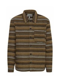 Camisa marrón con un patrón a rayas horizontales en tonos de marrón, crema y gris, que incluye un cuello, un bolsillo en el pecho y botones.
