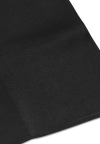 Sort stof med en ribbet tekstur, der viser en glat finish. Materialet er let reflekterende, hvilket fremhæver dets strukturerede form.