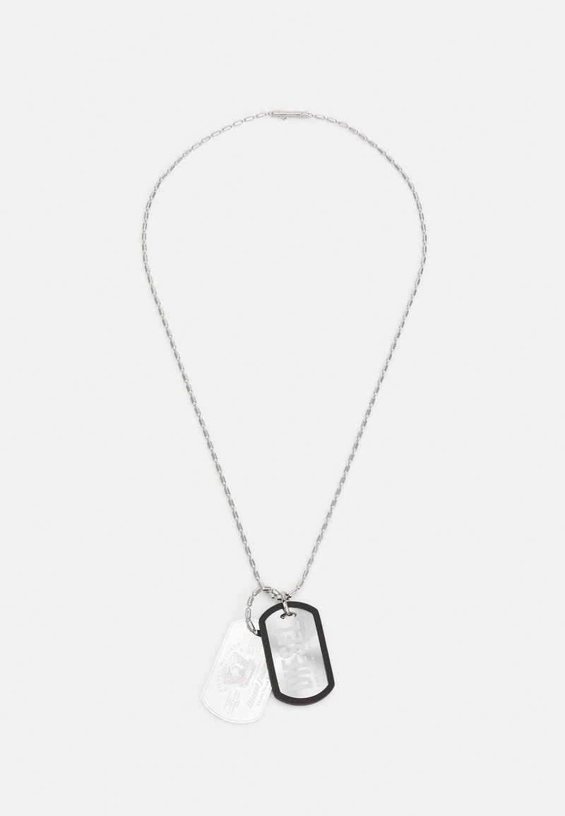 Collier en chaîne argentée avec deux plaques d'identité : une noire gravée "DIESEL" et une translucide avec un design graphique.