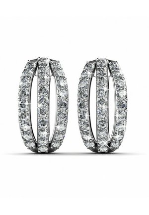 Boucles d'oreilles en argent en forme de créoles, présentant un design ovale brillant avec plusieurs pierres claires incrustées en rang le long du bord extérieur.