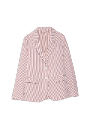 Blazer sur mesure pour femmes avec rayures verticales blanches et fines rouges, col à cran, deux boutons et poches à rabat, posé à plat sur fond blanc.