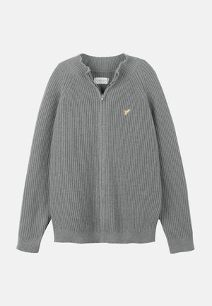 Szary prążkowany sweter z zamkiem z przodu, z karbowanym dekoltem i małym żółtym emblematem ptaka po lewej stronie.