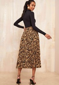 Friends Like These PETITE  - Gonna a campana - brown animal