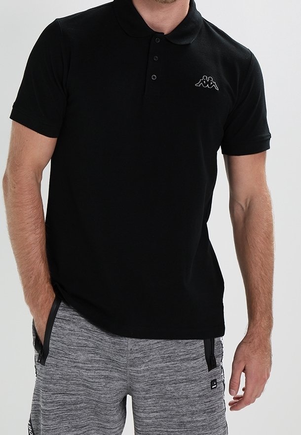 Svart polotröja med krage, två knappar och en liten broderad logotyp på vänster bröst, ihop med grå shorts.