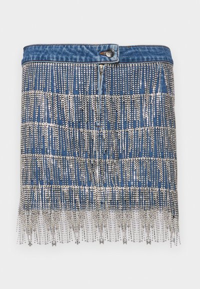 Jeans-Minirock mit silbernen Paillettenverzierungen, mit horizontalen Streifenmustern, einem Knopfverschluss und einem fransigen Saum.