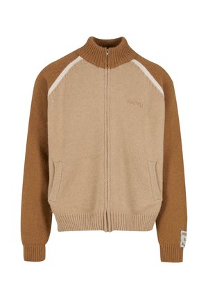 Maglione con zip in tintura marrone e beige, dotato di un alto colletto, tasche laterali e una finitura testurizzata con un accento bianco sulle spalle.