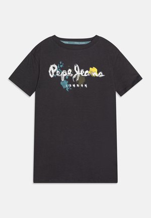 Camiseta de algodón negra con mangas cortas. Presenta salpicaduras blancas y de color detrás del texto "Pepe Jeans London" en el frente.