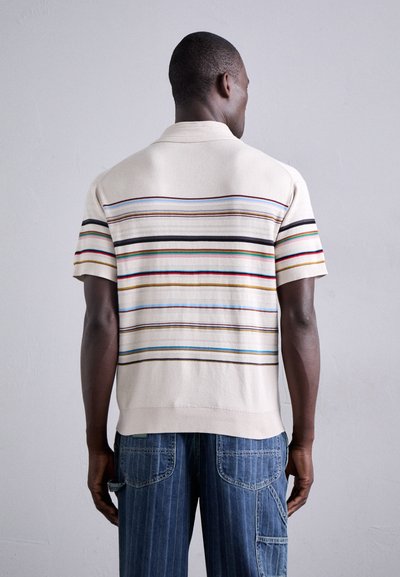 Korte mouwen, crème polo met meerkleurige horizontale strepen, gemaakt van een zachte tricot. Beschikt over een klassieke kraag en een geribbelde zoom.