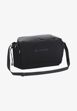 Sac messager noir avec une surface supérieure brillante, fabriqué en tissu durable, présentant un côté à motif diagonal, une bandoulière réglable et un logo VAUDE.