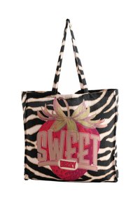 Genanvendelig tote bag med zebrastriber, stor rød jordbærgrafik og teksten "SWEET BERRY" på fronten.