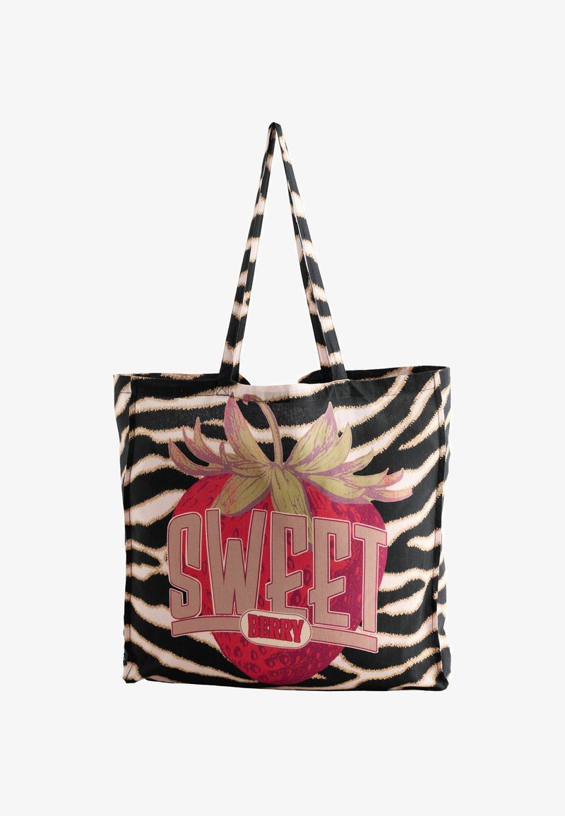 Borsa riutilizzabile con strisce zebrate, grande grafica di fragola rossa e le parole "SWEET BERRY" sul davanti.