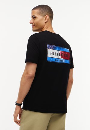 Tommy Hilfiger, BACK FLAG GRAPHIC TEE - T-shirt imprimé - black
