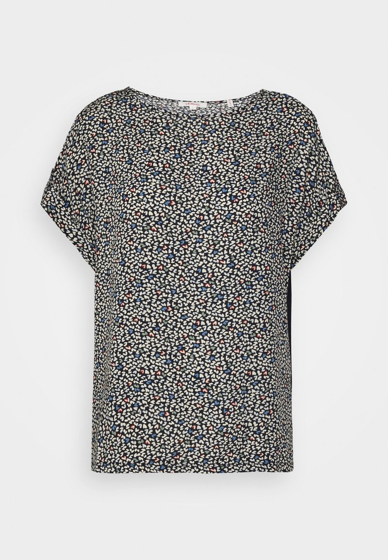 Top ample à motifs en bleu marine présentant un petit design floral en rouge, blanc et bleu. Tissu doux avec un col rond et des manches courtes.