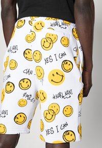 Karl Kani KARL KANI X SMILEY® SMALL SIGNATURE UNISEX - Shorts - white