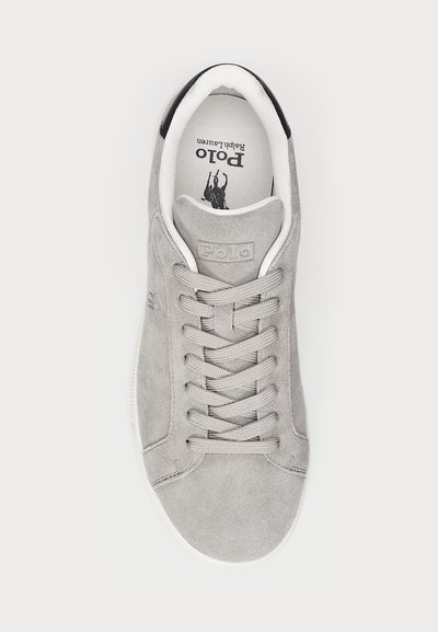 Ανοιχτό γκρι σουέτ αθλητικά παπούτσια με λευκή σόλα, σχέδιο με κορδόνια, μαλακή επένδυση στον αυχένα και λογότυπο Polo Ralph Lauren στην εσωτερική σόλα και στη γλώσσα.