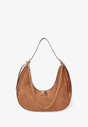 Braune Hobo-Tasche aus Wildleder mit goldenem Ketten-Detail, geschwungener Form und zwei Reißverschlussfächern. Die Oberfläche hat eine weiche Textur und dezente Nähte.