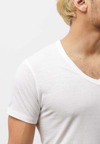 SNOCKS 2 Pack V-Neck - Hemd - weiß