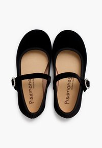 Scarpe Mary Jane in velluto nero con punta rotonda, cinturino dotato di un accento in strass e soletta beige con il marchio "Pisamonas."