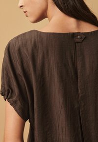 Next GATHERED SHORT SLEEVE TEXTURED BOXY  PETITE - Blus - chocolate brown