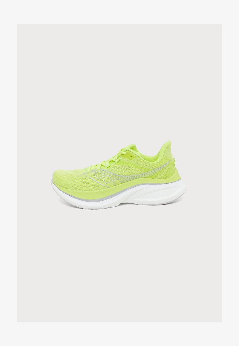 Chaussure de course légère jaune néon avec dessus en mesh respirant et semelle épaisse blanche amortissante, vue de profil.