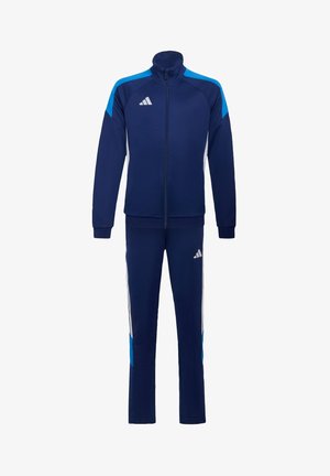 Chándal deportivo azul marino con detalles en azul claro y blanco, chaqueta con cremallera, pantalones a juego y logotipo blanco en el pecho y el muslo.