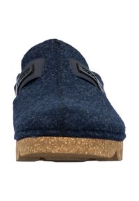 Mørkeblå filt slippers med forstærket tå, elastiske sidebånd og en struktureret korksål for komfort og holdbarhed.