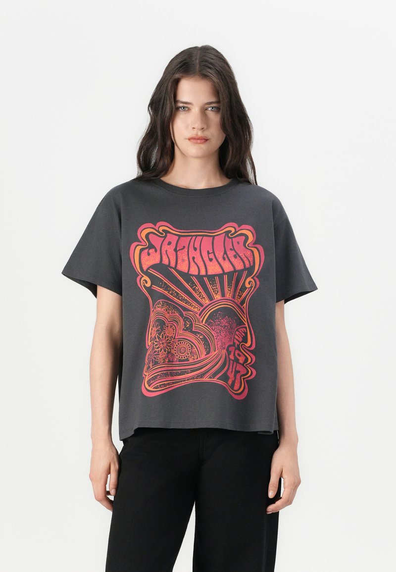 Graues T-Shirt mit einem großen, roten und orangefarbenen psychedelischen Graf design mit komplexen Mustern. Kurzarm und entspannter Schnitt.