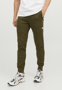 Jack & Jones JPSTWILL AIR PANTS - Pantalones deportivos - olive night