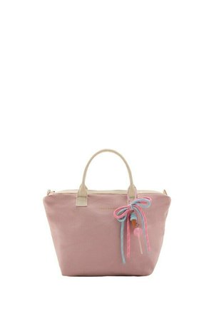 Sac à main rose pâle avec des anses beiges, décoré d'un nœud bleu et rose ainsi que de petits charms suspendus, dont une glace et une sucette.