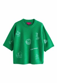 Žalias megztinis su trumpomis rankovėmis, apvalia iškirpte ir baltais siuvinėjimais, įskaitant šventinius elementus ir tekstą.