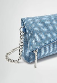 Clutch bag metallica blu con superficie texturizzata, adornata con strass, dotata di una tracolla in argento e chiusura con zip.