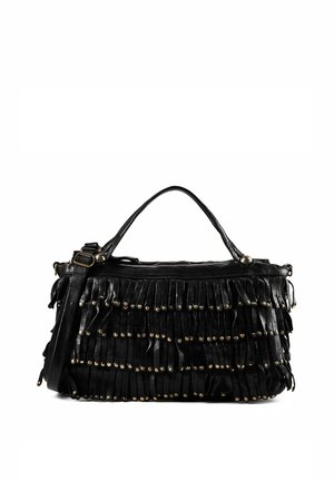 Borsa a mano in pelle nera con strati di frange decorate da piccoli borchie rotonde dorate, con manico superiore e tracolla regolabile.