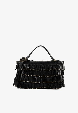 Sac à main en cuir noir avec des couches de franges décorées de petits clous ronds dorés, disposant d'une poignée supérieure et d'une bandoulière réglable.