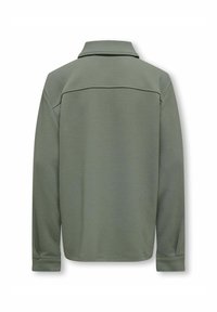 Giacca di pile verde con colletto, maniche lunghe e tessuto testurizzato. Presenta un dettaglio sul retro con yoke e polsini a coste.