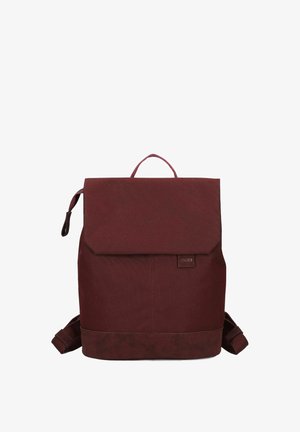 Dunkelroter Stoffrucksack mit Klappe, kleinem Griff und verstellbaren Schultergurten vor weißem Hintergrund.