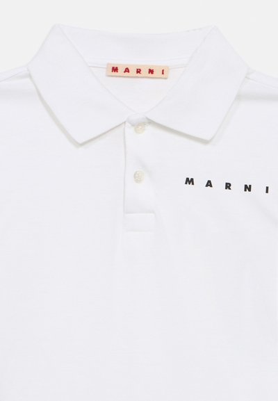 Λευκό βαμβακερό πόλο πουκάμισο με κλασικό γιακά, με κόκκινο και μαύρο λογότυπο "MARNI" στο αριστερό στήθος. Δύο κουμπιά στον λαιμό.
