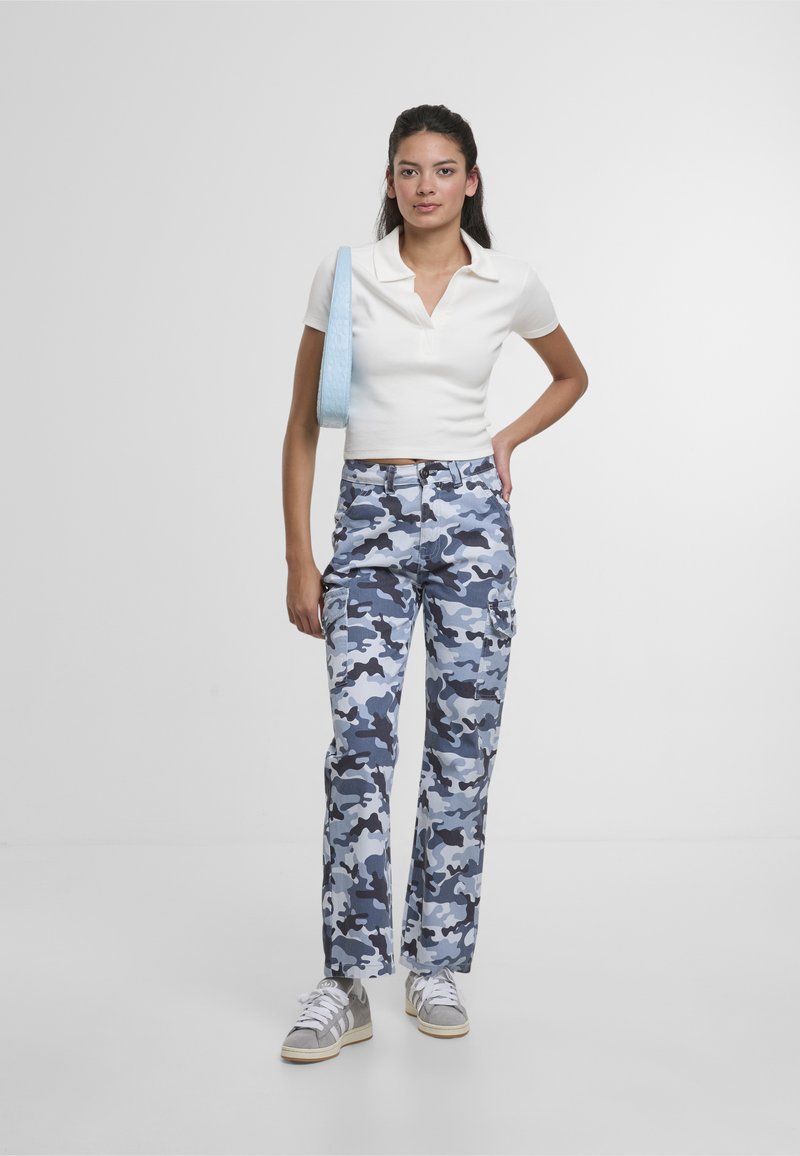 Camo cargo bukser i nuancer af blå og grå, med flere lommer, lige ben og høj talje.
