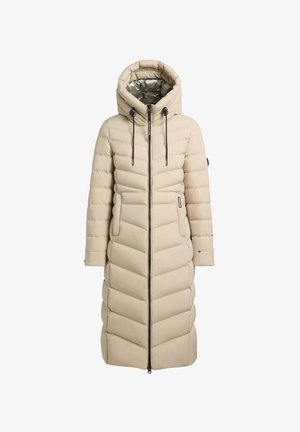 Abrigo largo acolchado beige con capucha, que presenta un cierre frontal de cremallera, acentos acanalados y costuras verticales en forma de chevron para el aislamiento.