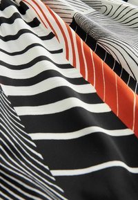 Next TIE NECK LONG SLEEVE MIDI - REGULAR FIT - Vapaa-ajan mekko - monochrome orange abstract print