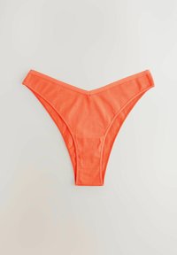 Perizoma arancione brillante realizzato in un tessuto morbido e elasticizzato, con una vita bassa e un design a copertura minima.